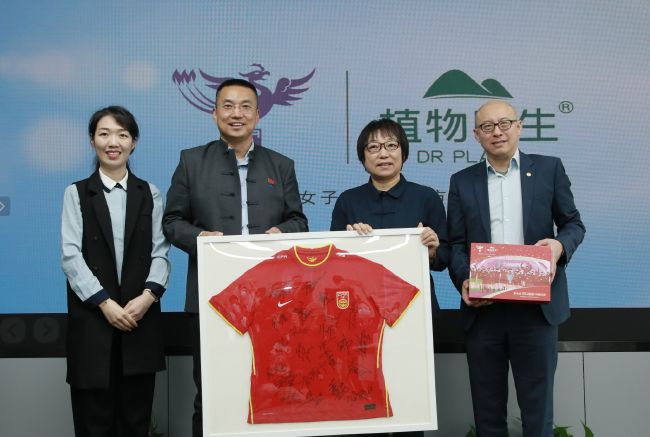 由姚婷婷执导，江志强监制，李鸿其、李一桐主演的奇幻爱情电影《我在时间尽头等你》定档七夕情人节，并曝光再定档海报及影片片尾曲MV
